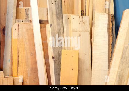 Schrott von Holzbrettern. Holzrecycling. Industrieller Hintergrund. Stockfoto