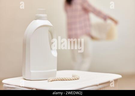 Waschgel oder Waschmittel auf weißem Wäschekorb. Modell, Kopierraum. Stockfoto