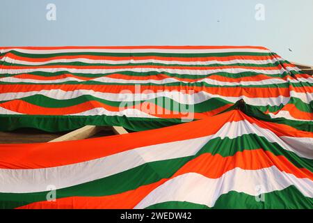 Nicht exklusiv: 23. Januar 2024, Srinagar Kashmir, Indien: Regierungsangestellte bedecken die Peripherie eines Hallenstadions mit einem riesigen indischen t Stockfoto