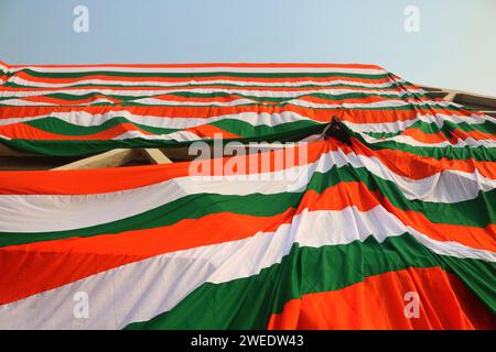 Nicht exklusiv: 23. Januar 2024, Srinagar Kashmir, Indien: Regierungsangestellte bedecken die Peripherie eines Hallenstadions mit einem riesigen indischen t Stockfoto