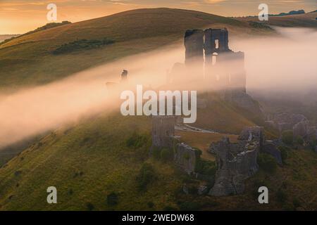 Corfe Castle ist eine Festung über dem Dorf gleichen Namens auf der Halbinsel Isle of Purbeck in der englischen Grafschaft Dorset, England. Stockfoto