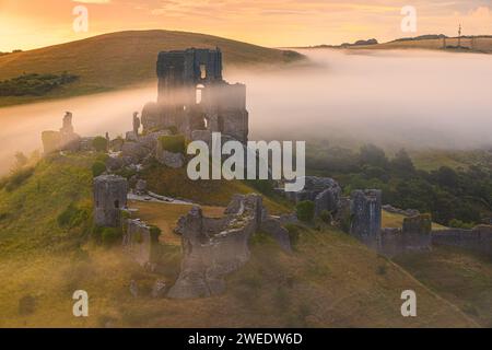 Corfe Castle ist eine Festung über dem Dorf gleichen Namens auf der Halbinsel Isle of Purbeck in der englischen Grafschaft Dorset, England. Stockfoto