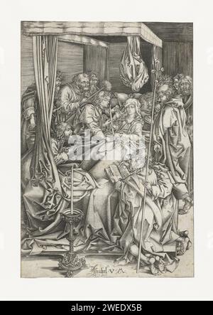 De Dood van Maria, Israhel van Meckenem, nach Martin Schongauer, 1455 - 1503 Druck Maria befindet sich in einem großen Himmelbett, umgeben von den zwölf Aposteln. Im Vordergrund eine Kerze auf einem großen Standard. Bocholt (Deutschland) Papier mit der Gravur der Dormition: Maria auf ihrem Sterbebett; die Apostel sind um sie versammelt (Johannes der Evangelist kann schlafend oder träumend gezeigt werden). Bett mit Prüfgerät. Kronleuchter, Kandelaber Stockfoto