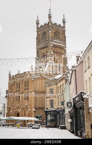 Cirencester Pfarrkirche Stadtzentrum an einem verschneiten Tag Stockfoto