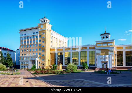 Saransk, Russland - 4. Juni 2023 - Alexander Puschkin National Library of the Republic of Mordovia on Millennium Square in Saransk. Stockfoto