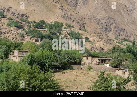 Isoliertes traditionelles afghanisches Bergdorf im Tal des Panj-Flusses von Darvaz, Gorno-Badakshan, Tadschikistan aus gesehen Stockfoto