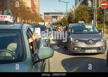 Toulouse, Frankreich. Januar 2024. Mathieu Pinard Baillet/Le Pictorium - 24/01/2024 - France/Occitanie/Toulouse - Le 24 fevrier 2024 A Toulouse les Taxis ont mene une Operation escargot. Sur les peripheriques exterieur et interieur. Es wird eine Neuverlagerung aus der Mitte der Villen durchgeführt. - Valeurs ACtuelles out, nojdd, jdd out, RUSSIA OUT, NO RUSSIA #norussia/24/01/2024 - France/Occitanie/Toulouse - am 24. Februar 2024 führten die Kabinen in Toulouse eine Operation escargot durch. Auf den äußeren und inneren Ringstraßen. Sie trafen sich alle im Stadtzentrum. Quelle: LE PICTORIUM/Alamy Live News Stockfoto