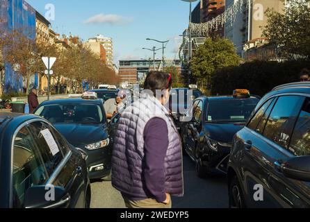 Toulouse, Frankreich. Januar 2024. Mathieu Pinard Baillet/Le Pictorium - 24/01/2024 - France/Occitanie/Toulouse - Le 24 fevrier 2024 A Toulouse les Taxis ont mene une Operation escargot. Sur les peripheriques exterieur et interieur. Es wird eine Neuverlagerung aus der Mitte der Villen durchgeführt. - Valeurs ACtuelles out, nojdd, jdd out, RUSSIA OUT, NO RUSSIA #norussia/24/01/2024 - France/Occitanie/Toulouse - am 24. Februar 2024 führten die Kabinen in Toulouse eine Operation escargot durch. Auf den äußeren und inneren Ringstraßen. Sie trafen sich alle im Stadtzentrum. Quelle: LE PICTORIUM/Alamy Live News Stockfoto