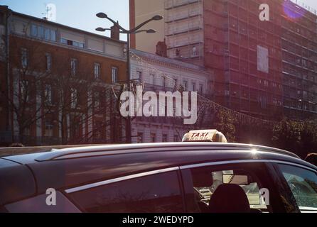 Toulouse, Frankreich. Januar 2024. Mathieu Pinard Baillet/Le Pictorium - 24/01/2024 - France/Occitanie/Toulouse - Le 24 fevrier 2024 A Toulouse les Taxis ont mene une Operation escargot. Sur les peripheriques exterieur et interieur. Es wird eine Neuverlagerung aus der Mitte der Villen durchgeführt. - Valeurs ACtuelles out, nojdd, jdd out, RUSSIA OUT, NO RUSSIA #norussia/24/01/2024 - France/Occitanie/Toulouse - am 24. Februar 2024 führten die Kabinen in Toulouse eine Operation escargot durch. Auf den äußeren und inneren Ringstraßen. Sie trafen sich alle im Stadtzentrum. Quelle: LE PICTORIUM/Alamy Live News Stockfoto