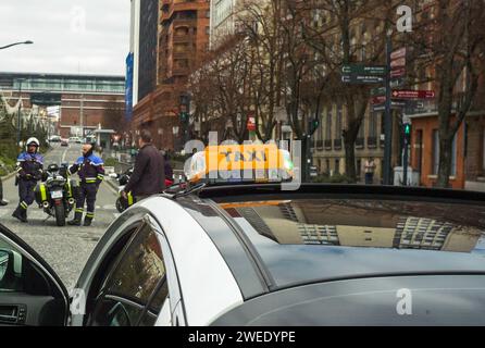 Toulouse, Frankreich. Januar 2024. Mathieu Pinard Baillet/Le Pictorium - 24/01/2024 - France/Occitanie/Toulouse - Le 24 fevrier 2024 A Toulouse les Taxis ont mene une Operation escargot. Sur les peripheriques exterieur et interieur. Es wird eine Neuverlagerung aus der Mitte der Villen durchgeführt. - Valeurs ACtuelles out, nojdd, jdd out, RUSSIA OUT, NO RUSSIA #norussia/24/01/2024 - France/Occitanie/Toulouse - am 24. Februar 2024 führten die Kabinen in Toulouse eine Operation escargot durch. Auf den äußeren und inneren Ringstraßen. Sie trafen sich alle im Stadtzentrum. Quelle: LE PICTORIUM/Alamy Live News Stockfoto