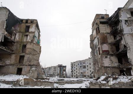 KIEW REGION, UKRAINE - 24. JANUAR 2024 - durch russische Bombardierung zerstörte mehrstöckige Gebäude in der Tsentralna Straße in Borodianka, Kiew Region, Nord-Zentral-Ukraine. Stockfoto