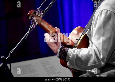 Bild eines Gitarristen, der eine Akustikgitarre spielt Stockfoto