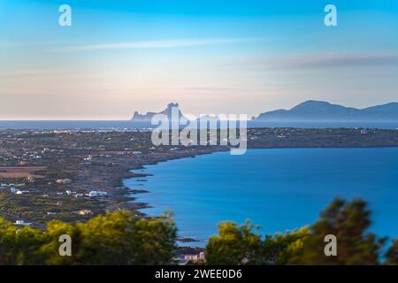 Atemberaubendes Langzeitfoto der Insel Formentera und der Silhouette von Ibiza. Stockfoto