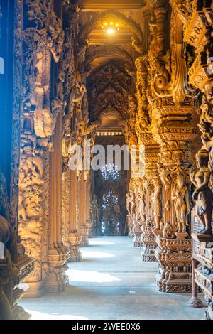 Pattaya, Thailand - 31. Dezember 2023: Innenraum des hölzernen Tempels des Heiligtums der Wahrheit in Pattaya, Thailand. Heiligtum der Wahrheit Tempel. Stockfoto
