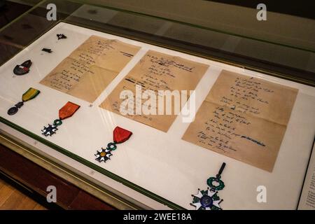 Arnaud BEINAT/Maxppp 2024/01/17, Paris, Frankreich. Musée de la Légion d'honneur et des ordres de chevalerie. Manuscrit Original du chant des partisans et médailles de grands résistants. DEUTSCH: Museum der Ehrenlegion und Ritterorden. Originalmanuskript des Liedes der Partisanen, Hymnus des französischen Widerstands im Zweiten Weltkrieg und Medaillen berühmter Résistance-Mitglieder. Quelle: MAXPPP/Alamy Live News Stockfoto