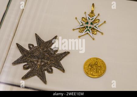 Arnaud BEINAT/Maxppp 2024/01/17, Paris, Frankreich. Musée de la Légion d'honneur et des ordres de chevalerie. Plaque et médaille de l'ordre du Saint Esprit (1578). DEUTSCH: Museum der Ehrenlegion und Ritterorden. Medaille und Platte des Ordens des Heiligen Esprit (1578). Quelle: MAXPPP/Alamy Live News Stockfoto