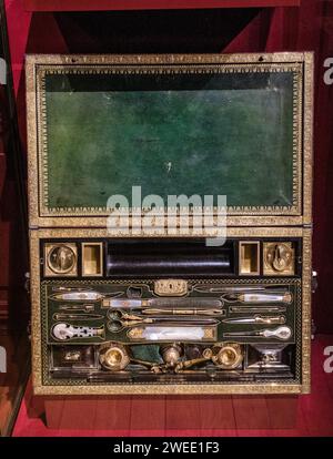 Arnaud BEINAT/Maxppp 2024/01/17, Paris, Frankreich. Musée de la Légion d'honneur et des ordres de chevalerie. Coffret écritoire ayant appartenu à Jérôme Bonaparte, roi de Wasphalie. DEUTSCH: Museum der Ehrenlegion und Ritterorden. Das Schreibset gehört Jerome Bonaparte, dem König von Westfalen. Quelle: MAXPPP/Alamy Live News Stockfoto