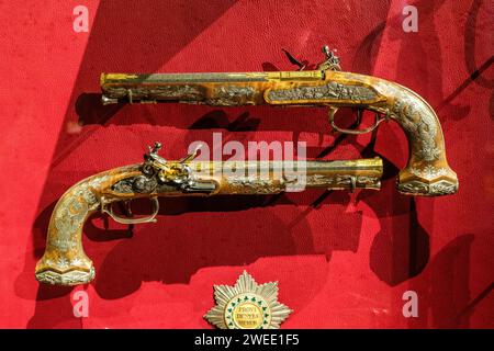 Arnaud BEINAT/Maxppp 2024/01/17, Paris, Frankreich. Musée de la Légion d'honneur et des ordres de chevalerie. Pistolets bietet par Napoléon Premier au Tsar Alexandre Premier durant le congrés d'Erfurt en 1808. DEUTSCH: Museum der Ehrenlegion und Ritterorden. Pistolen, die Napoléon 1808 dem Zaren Alexander die erste von ihm während des Erfurter Treffens schenkte. Quelle: MAXPPP/Alamy Live News Stockfoto