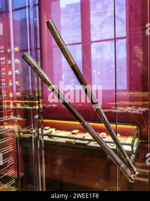 Arnaud BEINAT/Maxppp 2024/01/17, Paris, Frankreich. Musée de la Légion d'honneur et des ordres de chevalerie. Baguettes d'honneur données au Tambour Endré Estienne après la bataille d'Arcole. DEUTSCH: Museum der Ehrenlegion und Ritterorden. Drumsticks of Honorary, gespendet an Drummer André Estienne nach der Arcole-Schlacht. Quelle: MAXPPP/Alamy Live News Stockfoto