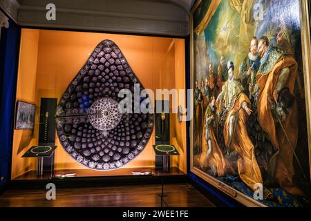 Arnaud BEINAT/Maxppp 2024/01/17, Paris, Frankreich. Musée de la Légion d'honneur et des ordres de chevalerie. Grand manteau de cérémonie de l'ordre du Saint Esprit et tableau de Jan Baptiste van Loo Montrant l'Institution de l'ordre par le roi Henri III en 1578. DEUTSCH: Museum der Ehrenlegion und Ritterorden. Großes Zeremonie-Wappen des Ordens des Heiligen Esprit und der Farbe von Jean Baptiste van Loo, das die Enthüllungszeremonie des Ordens von König Henri III. Zeigt Quelle: MAXPPP/Alamy Live News Stockfoto