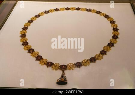 Arnaud BEINAT/Maxppp 2024/01/17, Paris, Frankreich. Musée de la Légion d'honneur et des ordres de chevalerie. Collier de l'Ordre britannique de la Jarretière. DEUTSCH: Museum der Ehrenlegion und Ritterorden. Britischer Orden der Jarretière. Quelle: MAXPPP/Alamy Live News Stockfoto