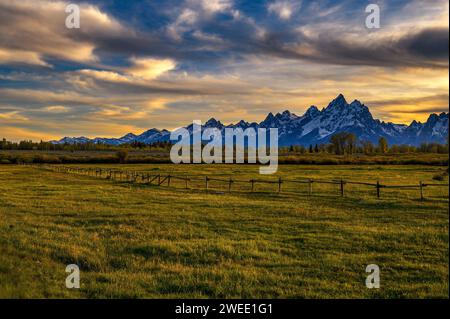 Farbenfroher Sonnenuntergang über den Grand Teton Mountains in Wyoming Stockfoto