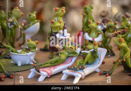 Set aus Deko-Keramikfrosch in verschiedenen lustigen Posen für Haus und Garten. Stockfoto