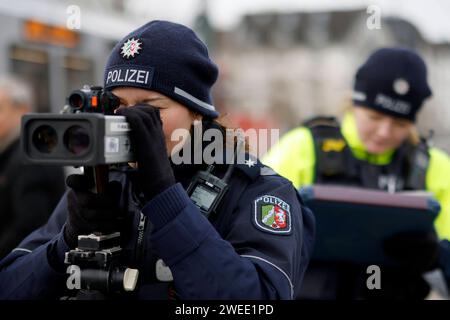 Polizisten und Polizistinnen kontrollieren mit Laser-Messgerät Autos, die über die Rheinbrücke fahren. An dieser Stelle sind nur 50 km/h erlaubt. Themenbild, Symbolbild Düsseldorf, 24.01.2024 NRW Deutschland *** Polizeibeamte kontrollieren mit Lasermessgeräten Fahrzeuge, die über die Rheinbrücke fahren an dieser Stelle sind nur 50 km/h erlaubt Themenbild, Symbolbild Düsseldorf, 24 01 2024 NRW Deutschland Copyright: XChristophxHardtx Stockfoto