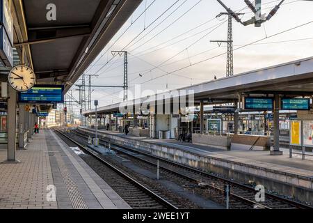 Streik der Lokführergewerkschaft GDL - Situation am Hauptbahnhof Nürnberg viele leere Bahnsteige, ohne Züge und mit nur sehr wenig wartenden Fahrgästen. Die meisten Fahrgästen haben sich gut auf den aktuellen Streik der GDL eingestellt. Nürnberg Bayern Deutschland *** GDL-zugführergewerkschaftsstreik Situation am Hauptbahnhof Nürnberg viele leere Bahnsteige, keine Züge und sehr wenige Passagiere warten die meisten Passagiere haben sich gut an den aktuellen GDL-Streik angepasst Nürnberg Bayern Deutschland 20240125-6V2A9856-Bearbeitet Stockfoto