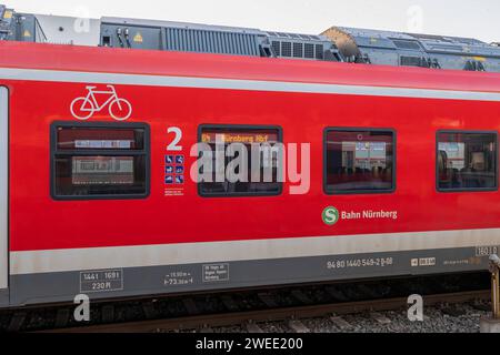 Streik der Lokführergewerkschaft GDL - Situation am Hauptbahnhof Nürnberg auf der S-Bahn Nürnberg werden auf den meisten Linien ein 1-Stunden-Takt als Notfahrplan abgeboten. Nürnberg Bayern Deutschland *** Streik der zugführergewerkschaft GDL Situation am Nürnberger Hauptbahnhof auf der S-Bahn Nürnberg wird auf den meisten Strecken ein 1-Stunden-Takt als Notfahrplan angeboten Nürnberg Bayern Deutschland 20240125-6V2A9815-Bearbeitet Stockfoto