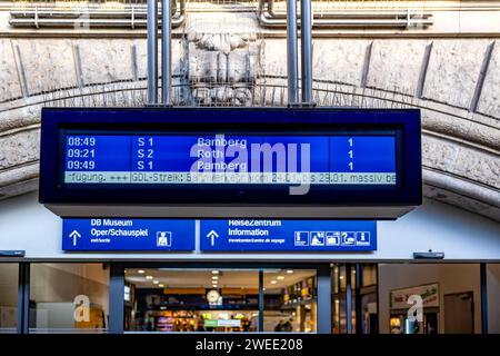 Streik der Lokführergewerkschaft GDL - Situation am Hauptbahnhof Nürnberg auf der S-Bahn Nürnberg werden auf den meisten Linien ein 1-Stunden-Takt als Notfahrplan abgeboten. Nürnberg Bayern Deutschland *** Streik der zugführergewerkschaft GDL Situation am Nürnberger Hauptbahnhof auf der S-Bahn Nürnberg wird auf den meisten Strecken ein 1-Stunden-Takt als Notfahrplan angeboten Nürnberg Bayern Deutschland 20240125-6V2A9849-Bearbeitet Stockfoto