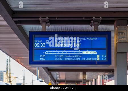 Streik der Lokführergewerkschaft GDL - Situation am Hauptbahnhof Nürnberg die wichtigsten Fernverkehrsrouten werden versucht mit einem Notfahrplan aufrecht gehalten zu werden. Auf der Strecke München nach Hamburg Altona über Nürnberg gibt es zumindest mehrere Verbdindungen am heutigen Tag. Nürnberg Bayern Deutschland *** Streik der triebfahrzeuggewerkschaft GDL Situation am Nürnberger Hauptbahnhof die wichtigsten Fernstrecken werden mit einem Notfallfahrplan gepflegt auf der Strecke München nach Hamburg Altona über Nürnberg gibt es heute zumindest mehrere Verbindungen Nürnberg B Stockfoto