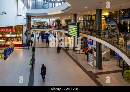 Streik der Lokführergewerkschaft GDL - Situation am Hauptbahnhof Nürnberg die Bahnhof-Mittelhallte im Nürnberger Hauptbahnhof ist sehr wenig besucht und nur wenige Fahrgäste warten dort. Personalk der Deutschen Bahn steht für Fragen mit ausreichend Personal zur Verfügung. Nürnberg Bayern Deutschland *** Streik der zugführergewerkschaft GDL Situation am Hauptbahnhof Nürnberg die Bahnhofshalle am Hauptbahnhof Nürnberg ist sehr wenig frequentiert und nur wenige Fahrgäste warten dort auf die Mitarbeiter der Deutschen Bahn stehen mit ausreichend Personal für Fragen zur Verfügung Nürnberg Bayern Stockfoto