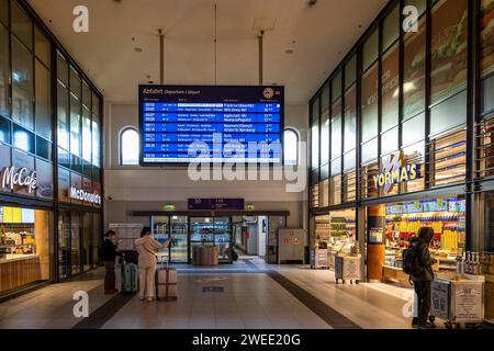 Streik der Lokführergewerkschaft GDL - Situation am Hauptbahnhof Nürnberg die Osthalle im Nürnberger Hauptbahnhof ist sehr wenig besucht und nur wenige Fahrgäste warten dort. Die Ladengeschäfte sind kaum besucht einige haben heute sogar geschlossen. Nürnberg Bayern Deutschland *** Streik der zugführergewerkschaft GDL Situation am Hauptbahnhof Nürnberg die Osthalle am Hauptbahnhof Nürnberg ist sehr leer und nur wenige Passagiere warten dort die Geschäfte werden kaum besucht einige sind sogar heute geschlossen Nürnberg Bayern Deutschland 20240125-6V2A9864-Bearbeitet Stockfoto