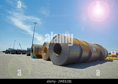 Walzstahl im Hafen, kaltgewalzte Stahlspiralen Stockfoto