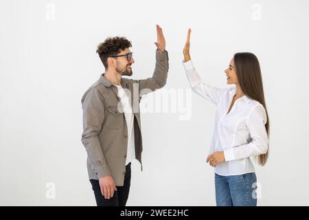 Begeisterte Geschäftspartner geben einander hohe fünf. Stockfoto