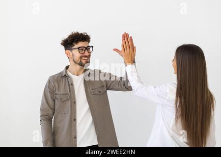 Begeisterte Geschäftspartner geben einander hohe fünf. Stockfoto