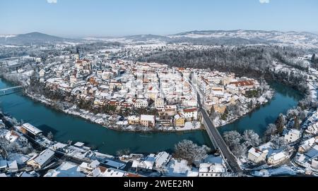 Ein Luftbild der wunderschönen Winterstadt mit dem Fluss Krka, der in einer Kurve um die Stadt Novo Mesto, Slowenien fließt Stockfoto