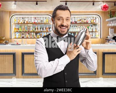 Der Mixologe bereitet einen Cocktail an einer Bar zu Stockfoto