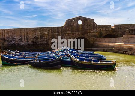 Hölzerne Fischerboote, die im alten kleinen Hafen der Festung Essaouira vor Anker liegen. Marokko, Afrika Stockfoto