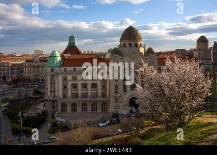 Blick auf das Gellert-Bad und das Hotelgebäude im Frühling Stockfoto