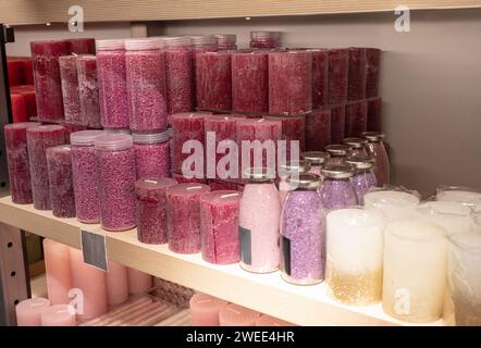 Mehrfarbige Ladenfront oder Supermarkt mit dekorativen aromatischen Kerzen. Shopping, Verkauf, Konsum und Menschenkonzept. Stockfoto