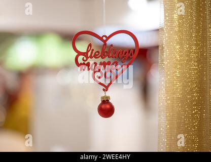 Happy Mothers Day Hintergrunddekoration hölzernes Herz sagt auf Deutsch, ich liebe Mama isoliertes Hängen. Stockfoto