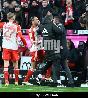 München, Deutschland. Januar 2024. Fußball: Bundesliga, Spieltag 13 (Aufholspiel), FC Bayern München- 1. FC Union Berlin. Gewerkschaftstrainer Nenad Bjelica (r) schnappt sich Bayern Münchens Leroy Sane (2. Von links) ins Gesicht. Quelle: Matthias Koch/dpa/Alamy Live News Stockfoto