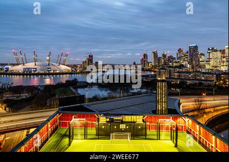 Blick auf O2 Dome und Canary Wharf, London, Großbritannien Stockfoto