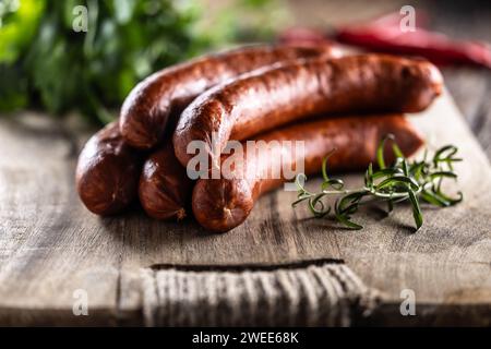 Pfeffer Schweinefleisch geräucherte Würstchen mit Rosmarin auf einem Schneidebrett. Stockfoto