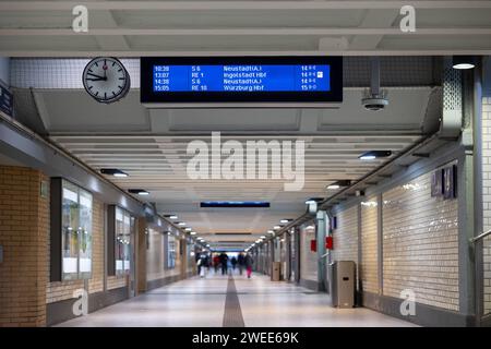 Streik der Lokführergewerkschaft GDL - Situation am Hauptbahnhof Nürnberg Fast keine Fahrgäste in der Unterführung einer der Größen Durchgangsbahnhöfe Europas. An einem normalen Tag halten am Nürnberger Hauptbahnhof mehr als 800 Züge. Nürnberg Bayern Deutschland *** Streik der zugführergewerkschaft GDL Situation am Hauptbahnhof Nürnberg fast keine Fahrgäste in der Unterführung eines der größten Durchgangsbahnhöfe Europas an einem normalen Tag halten mehr als 800 Züge am Hauptbahnhof Nürnberg Bayern Deutschland 20240125-6V2A9846-Bearbeitet Stockfoto