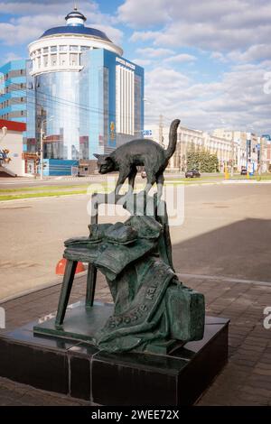 SARANSK, RUSSLAND - 4. JUNI 2023: Fühlen Sie sich wie zu Hause, dies ist ein Denkmal der Gastfreundschaft. Das Denkmal des Bildhauers Grigori Filatow wurde im Jahr 20 errichtet Stockfoto