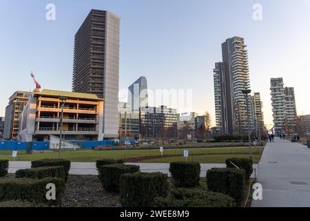 Mailand, Italien 24. januar 2024 - Viertel Porta Nuova - auf dem Foto - Panoramablick auf den Park Biblioteca degli alberi und die Wolkenkratzer Stockfoto