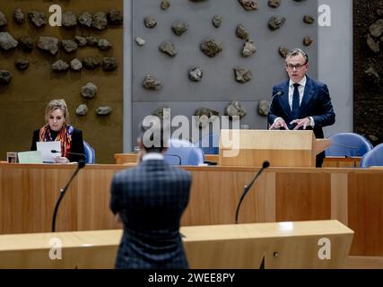 DEN HAAG - Mark Harbers, scheidender Minister für Infrastruktur und Wasserwirtschaft, während einer Debatte im Repräsentantenhaus über die Annahme der Haushaltserklärungen seines ministeriums für 2024. ANP REMKO DE WAAL niederlande Out - belgien Out Credit: ANP/Alamy Live News Stockfoto